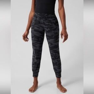 ATHLETA Salutation Camo Jogger